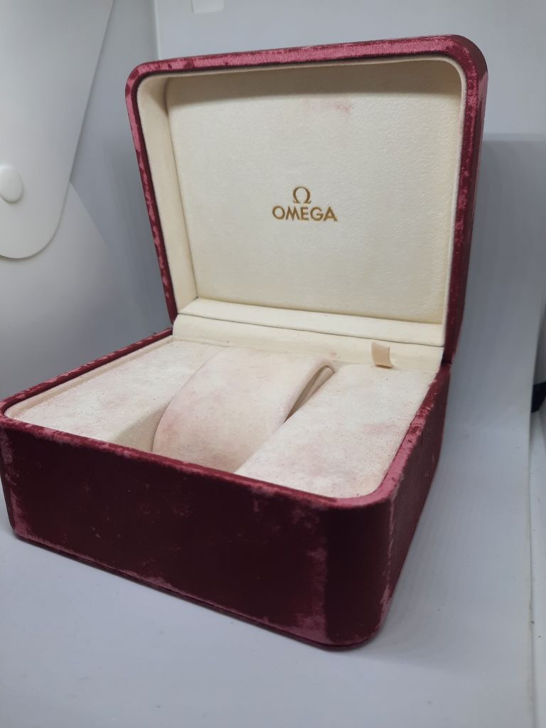 Omega piros bőr óradoboz 145x155x70mm  1980