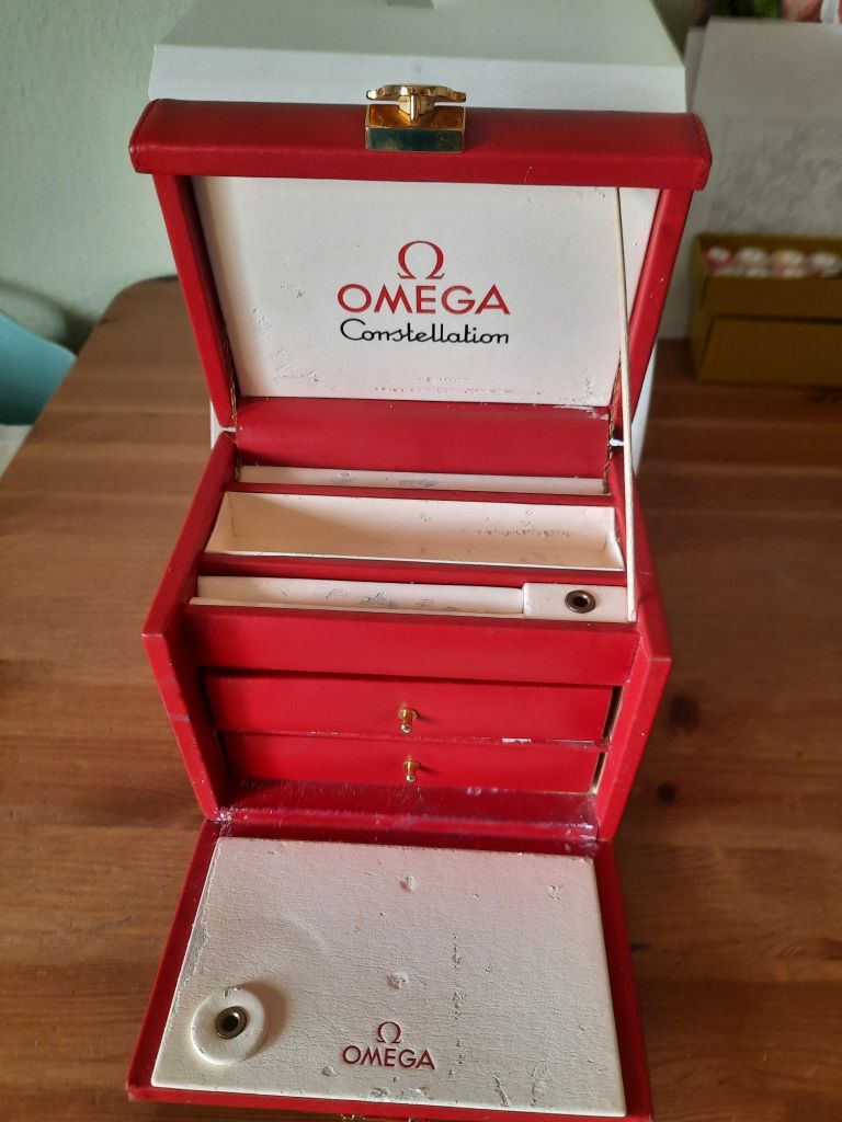 Omega-Constellation Piros táska-doboz