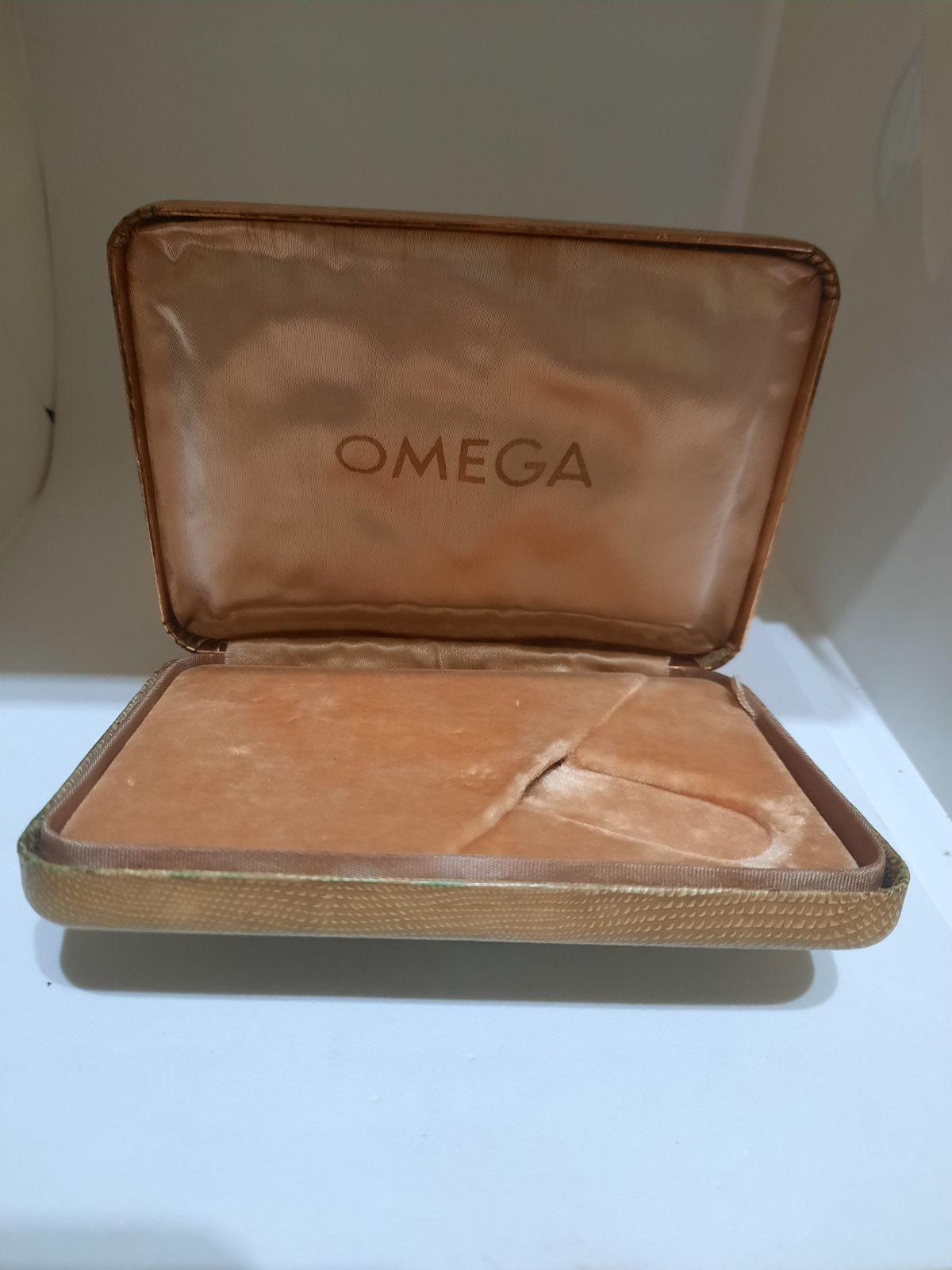 Omega vintage doboz (gyíikbőr)