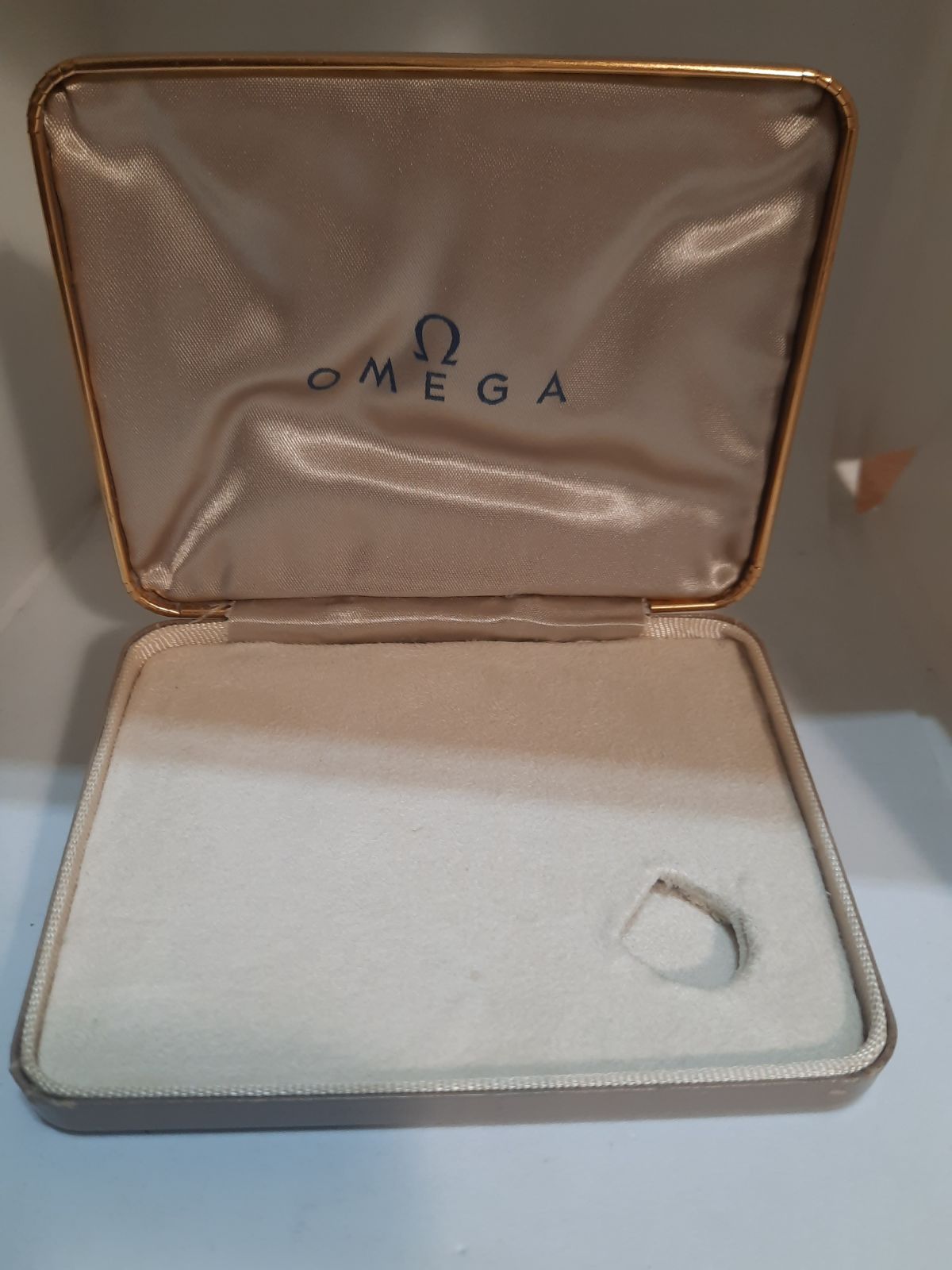 Omega vintage doboz (beige szin)